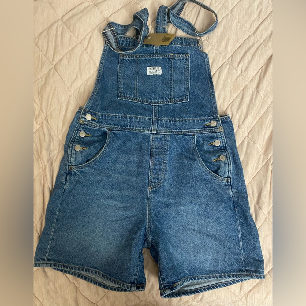 Levi's® Women's Denim Shortalls - Indigo
Minute M